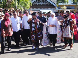 Penyerahan Bansos, Khofifah Disambut Kesenian Rakyat Gayo