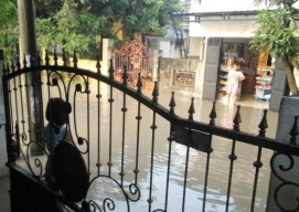 Air Tak Kunjung Surut, Aktivitas Warga Terhenti