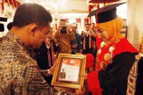 Terima Medali, Mensos Ajak Bangun Politik Kebangsaan