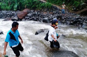 Jembatan Ambrol, Puluhan Siswa SD Tak Bisa ke Sekolah