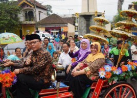 Naik Kereta Kencana, Warga Sambut Hangat Khofifah-Rendra