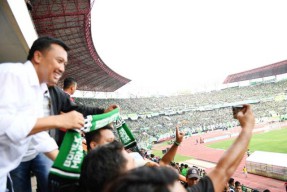 Bersama Bonek, Menpora Nikmati Jalan Kaki 3 Kilometer