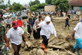 Libur Panjang, Khofifah Malah Bergelut dengan Lumpur