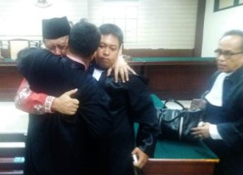 Tak Bersalah, Divonis Bebas, Husnul Khuluq Menangis