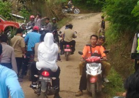 GALERI: Kunjungi Longsor, Mensos Khofifah Naik Motor