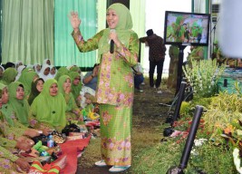 Pidato di Depan 5000 Jamaah, Khofifah Bersandal Jepit