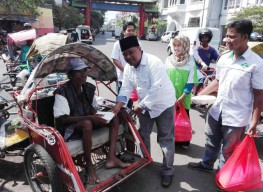 Jumat Berkah, PCNU-Lazisnu Berbagi Nasi Bungkus