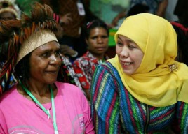 Rangkul Khofifah, Para Mamak di Wamena Bersuka Cita