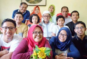 Mertua Berpulang, 2017 Jadi Tahun Kesedihan bagi Khofifah