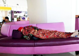 Viral: Foto Mensos Tertidur Pulas di Bandara Juanda