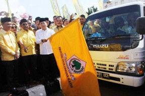 Diangkut 50 Truk, Golkar Salurkan 25 Ribu Paket Zakat