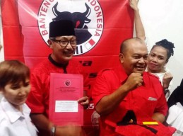 Suhandoyo Pakai Baju Merah L2 Pemberian Khofifah