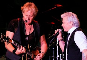 6 Desember, Air Supply Konser di Kota Pahlawan