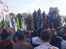 Ribuan Buruh Kepung Grahadi, Gus Ipul Janji Cari Solusi