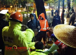 Hujan Deras Guyur Surabaya, Risma Sibuk Punguti Sampah