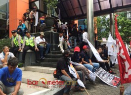 Tuntut 2 Temannya Dibebaskan, Buruh Duduki Bank Danamon