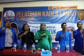 Teringat Dibesarkan PMII, Air Mata Mensos Khofifah Terurai