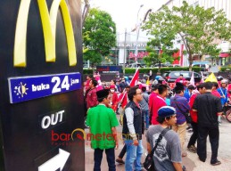 Ricuh di Konjen AS, Massa Bela Palestina Segel McDonalds