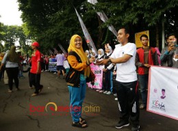 Relawan Khofifah-Emil Bagi-bagi Bunga Antikorupsi