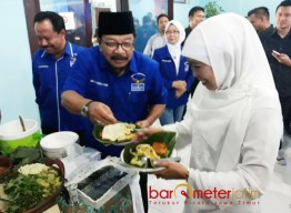 Makan Nasi Pecel Bareng, Khofifah-Soekarwo Kian Gayeng