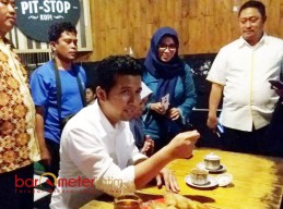 Beber Program, Emil Cangkrukan Bareng Warga Milenial Gresik
