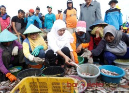Kampanye Perdana, Khofifah Sasar Nelayan Lamongan