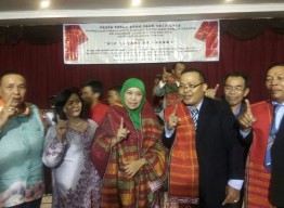 Didukung Komunitas Batak, Khofifah Digelari Boru Harianja