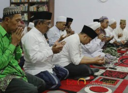 Ziarah ke Makam Kiai Asad, Emil Disambut Ribuan Santri