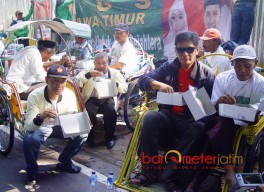 Relawan Khofifah di Gresik Ajak Tukang Becak Sarapan Bareng