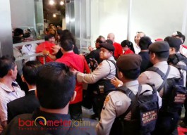 Tanpa Undangan Resmi, Petugas Usir Suporter Gus Ipul-Puti