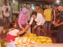 Blusukan di Pasar Waru, Emil Sahur Bareng Pedagang