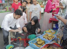 Ngabuburit, Mendadak Emil Jadi Koki Martabak di Pasar Kaget