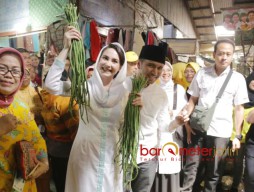 Ajak Arumi, Emil Blusukan di Tiga Pasar Tradisional Pacitan