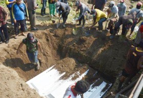 7 Jenazah Pelaku Bom Bunuh Diri Dimakamkan di Sidoarjo