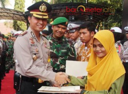 Gresik Kondusif, Kapolres Bagi-bagi Penghargaan