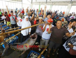 Khofifah Gagas Pabrik Pengolahan Ikan di Sendang Biru