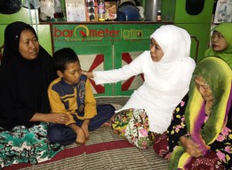 Larut Malam, Khofifah Takziah ke Rumah Korban Teror Bom