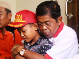 Terharu, Mensos Peluk Erat Anak Korban Rusuh Mako Brimob