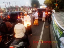 Relawan Khofifah-Emil Berbagi Takjil Berkah di Depan Grahadi