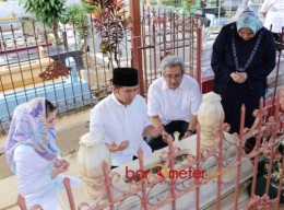 Emil Sungkem Orang Tua dan Ziarah ke Makam Leluhur
