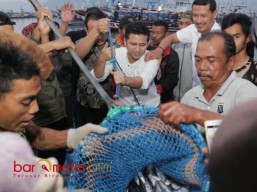 Perkuat Visi Kelautan, Emil Berbecek-becek di TPI Prigi