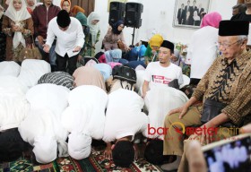 Menang! Khofifah Sujud Syukur Bersama Keempat Anaknya