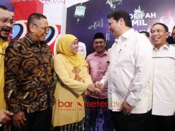 Sambut Ketum Golkar, Khofifah Berbusana Serba Kuning