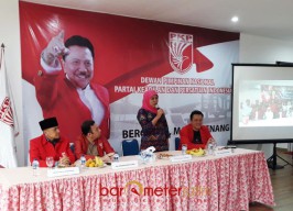 Khofifah Sarankan Caleg PKPI Pasang Foto Hendropriyono