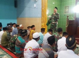 Prajurit TNI Gembleng Mental Warga Gresik Lewat TMMD