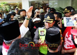 Neno Diadang di Pekanbaru, Dhani Dikepung di Surabaya