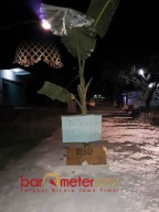 Warga di Lamongan Blokade Jalan Gunakan Keranda Mayat