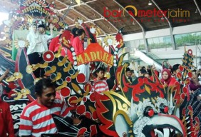 Beri Nyai Hasyim Potongan Tumpeng, Tangis Khofifah Pecah