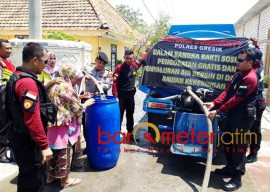 Kemarau Panjang, Polres Gresik Beri Bantuan Air Bersih