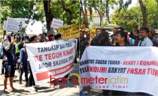 Dua Kelompok Massa Tuntut Teguh dan Henry Diadili